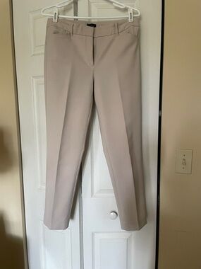 White House Black Market Slim Ankle Pants in Light Beige. Size 6.